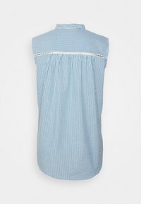 Chemisier sans manches bleu et blanc à rayures avec un col haut et un dos froncé, fabriqué en tissu léger.