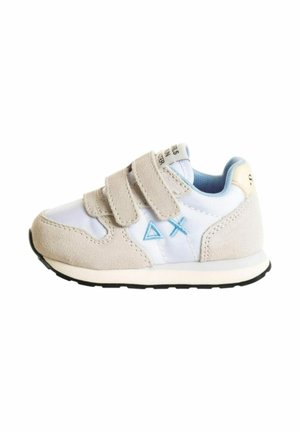 Sneaker bianco e beige con accenti blu, realizzata in suede e tessuto, dotata di due cinturini a strappo e una suola in gomma nera.