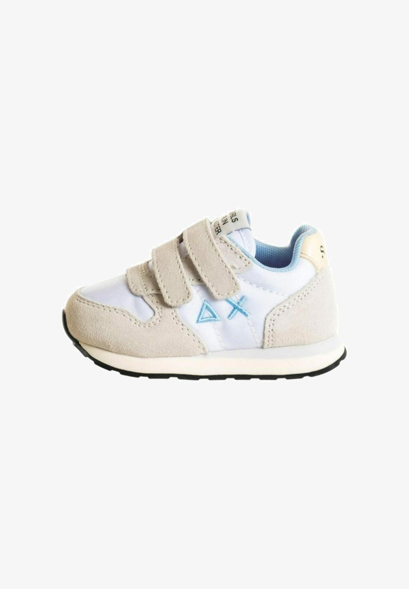 Sneaker bianco e beige con accenti blu, realizzata in suede e tessuto, dotata di due cinturini a strappo e una suola in gomma nera.