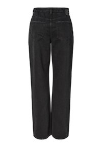 Svarte jeans med høyt liv og rette ben, to baklommer og beltehemper, vist mot hvit bakgrunn.