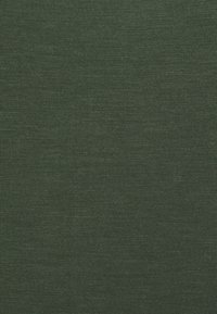Tejido de punto verde oscuro con una textura acanalada, que muestra un patrón consistente y ligeras variaciones en el tejido para darle profundidad.