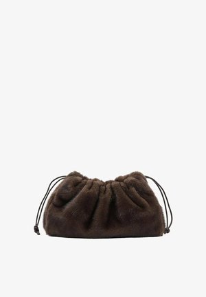 Bolso de pelo sintético de color marrón oscuro suave con parte superior fruncida y cuerdas de cierre negras a cada lado.