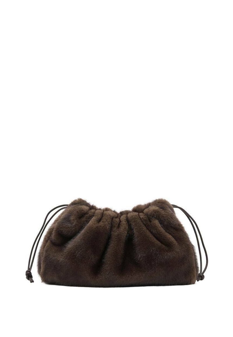 Bolso de pelo sintético de color marrón oscuro suave con parte superior fruncida y cuerdas de cierre negras a cada lado.