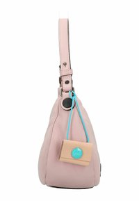 Rosa Lederhandtasche mit rundem Boden, abnehmbarem Schultergurt und einem kleinen beigen Etikett mit einem türkisfarbenen Knopf. Entwässerungsdetails in Blau.