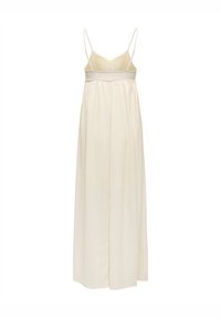 Longue robe crème sans manches avec fines bretelles et taille élastiquée froncée, présentée sur fond blanc.