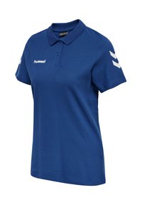 Blå kortærmet polo-shirt med krave, to-knaps lukning, "hummel" logo på brystet og hvide chevron-striber på ærmerne.