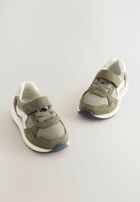 Zielono-szare sneakersy z rzepem, wykonane z siateczki i zamszu, z fakturowanymi akcentami oraz białą podeszwą środkową i zewnętrzną.