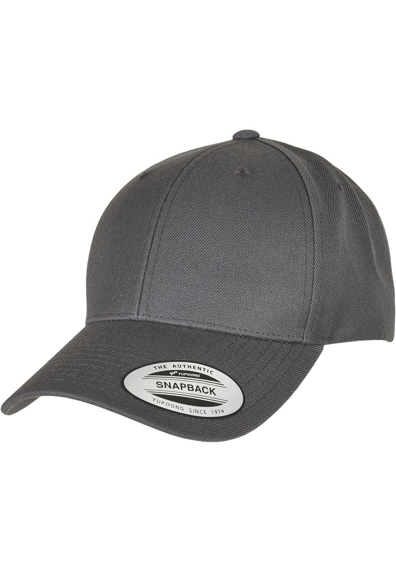 Szürke snapback sapka szőtt anyagból, ívelt sárral és állítható pánttal. Elülső részén kör alakú logópatent található.