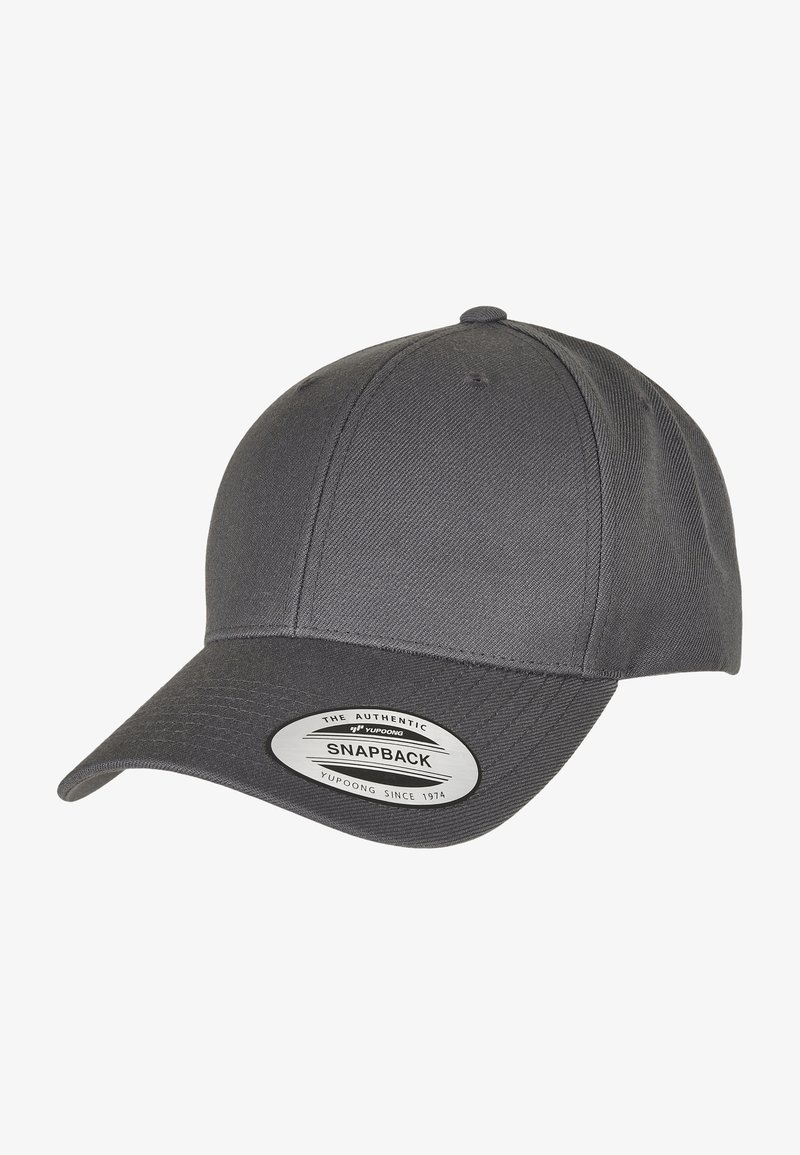 Căciulă snapback gri, realizată dintr-un material țesut, cu o vizieră curbată și o curea ajustabilă. Prezintă un patch logo circular pe partea din față.