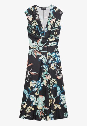 Abito nero floreale con maniche a cappuccio, scollo a V e vita aderente. Presenta un vivace motivo floreale in teal, rosa e bianco su un tessuto opaco.