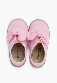 Scarpe in tela rosa con dettagli a nodo frontale, punta tonda e suola in gomma di colore naturale, con finitura in tessuto testurizzato.