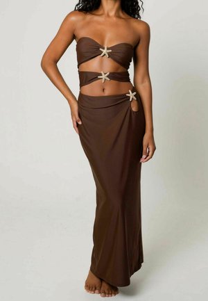 Bruine, rekbare tweedelige set met een strapless top en een lange rok. Versierd met drie zee ster accents. Glad textuur.