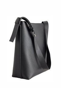 Sac à épaule en cuir noir avec une texture lisse, une forme structurée, une bandoulière réglable et une quincaillerie en métal discrète.