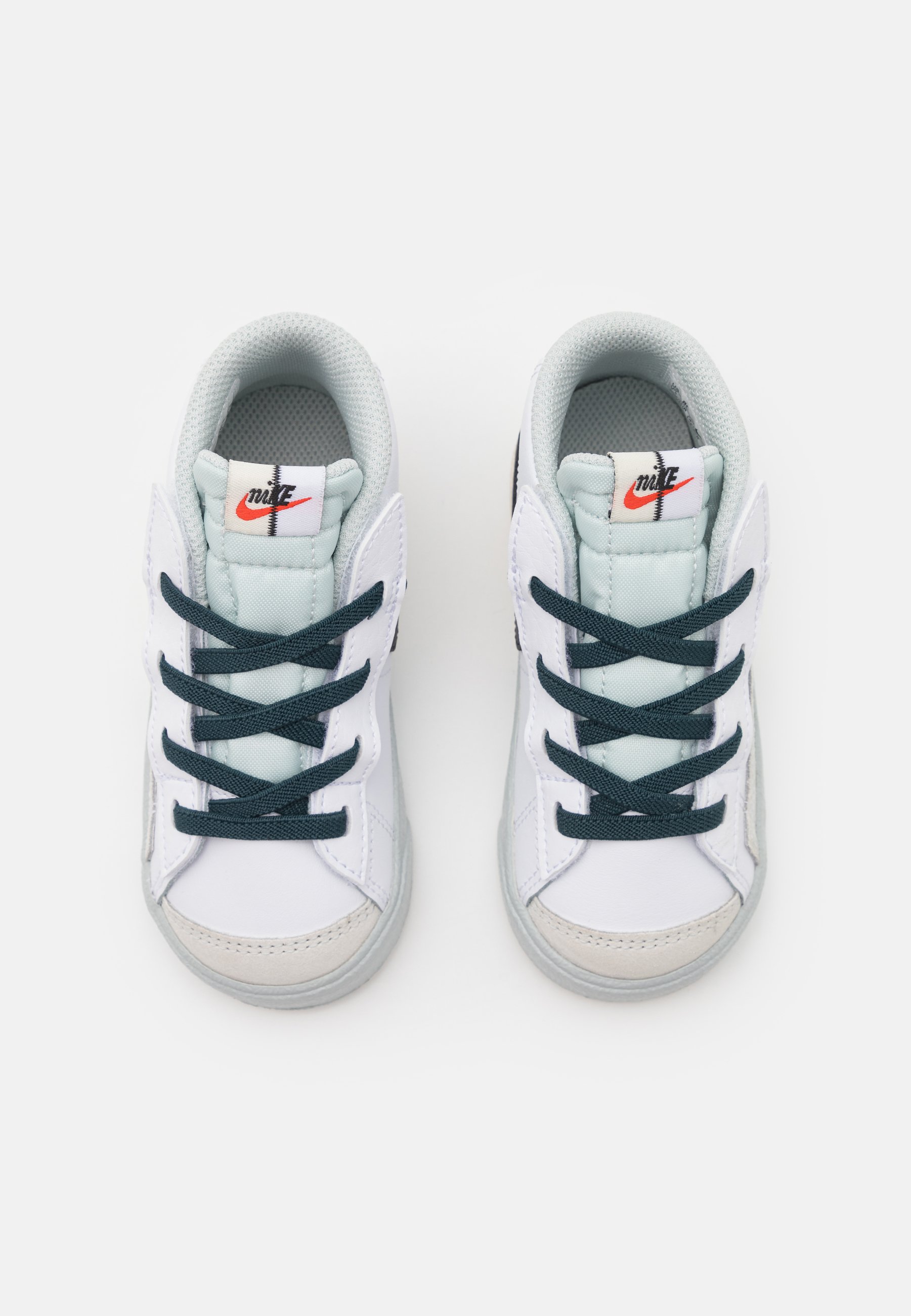 nike white & black blazer mid 77 se trainers youth