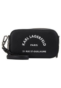 Borsa a tracolla in pelle nera con chiusura a zip, caratterizzata da testo bianco, tracolla rimovibile e forma rettangolare. Il testo recita "Karl Lagerfeld Paris 21 Rue St-Guillaume."