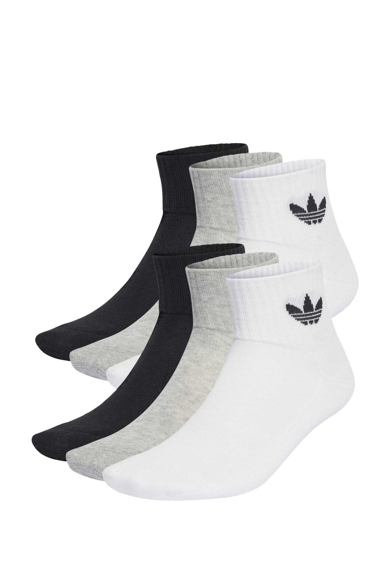 Set od tri čarape do gležnja u crnoj, sivoj i bijeloj boji. Izrađene od pamuka, s rebrastim rubovima i Adidas logom na bijeloj čarapi.