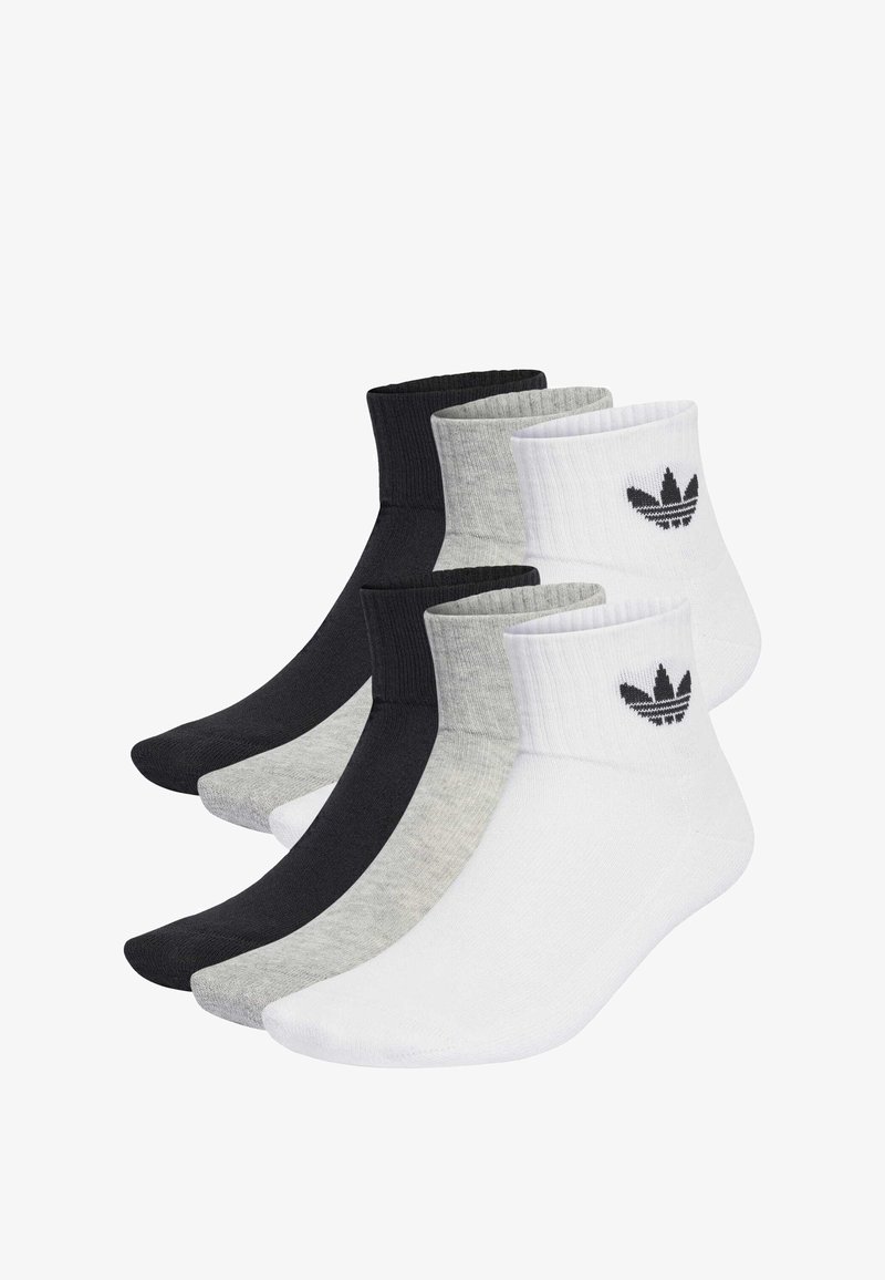 Set treh nogavic do gležnjev v črni, sivi in beli barvi. Narejene iz bombaža, z rebrastimi robovi in logotipom Adidas na beli nogavici.