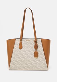 Sac fourre-tout tan et crème avec motif de logo, forme structurée, texture lisse, deux longues poignées et accents en métal doré.