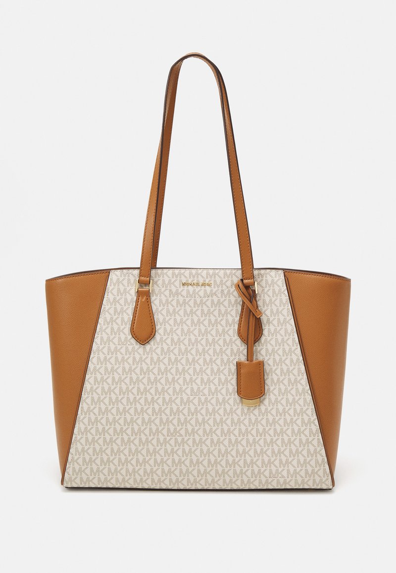 Sac fourre-tout tan et crème avec motif de logo, forme structurée, texture lisse, deux longues poignées et accents en métal doré.