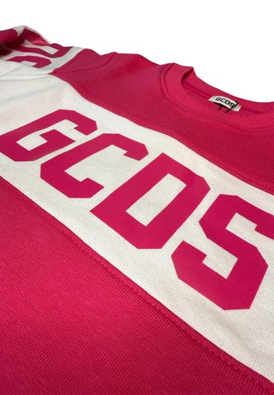 Rosa Sweatshirt mit weißem horizontalem Streifen und großem pinkfarbenem "GCOS"-Schriftzug. Gerippte Textur und Rundhalsausschnitt. Weiches Stofffinish.
