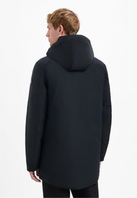 Zwarte hoodie-jack met een stijlvolle, gladde textuur, voorzien van een ritsluiting en een lange snit die tot halverwege de dijen reikt.