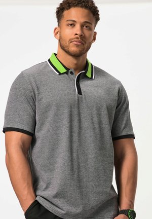 Grå polo skjorte med sorte accenter og en livlig grøn og sort stribet krave. Korte ærmer med et tekstureret materiale. Sorte knapper på placket.