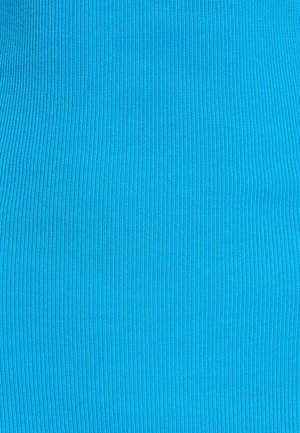 Rebrižna tkanina v svetlo modri barvi, z gladko teksturo in enakomerno razporejenimi navpičnimi črtami, ki ustvarjajo izrazit vzorec po površini.