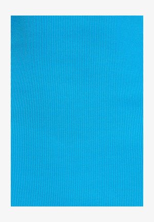 Rebrižna tkanina v svetlo modri barvi, z gladko teksturo in enakomerno razporejenimi navpičnimi črtami, ki ustvarjajo izrazit vzorec po površini.