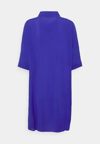 Modré šaty s límečkem, do poloviny délky, s krátkými rukávy, hladká textura, lehká tkanina, s přímým střihem bez viditelných detailů.