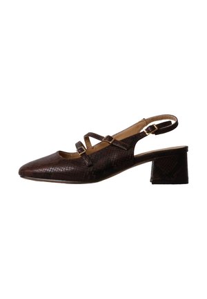 Chaussure slingback femme en cuir texturé marron foncé à petit talon bloc, avec deux brides étroites et boucles dorées.