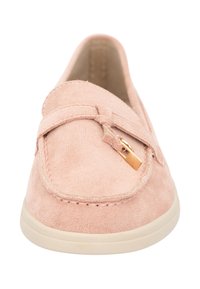 Różowa zamszowa pantofel z zaokrąglonym noskiem, z akcentem w kolorze złotym i jasną gumową podeszwą. Posiada przeszycia wokół krawędzi.