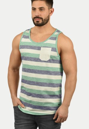 Tricou fără mâneci cu dungi în verde, alb și albastru închis; are o buzunare frontal; făcut dintr-un material moale, cu o croială lejeră.