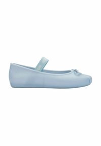 Bailarina de color azul claro, hecha de material suave y flexible, con punta redonda, un lazo decorativo y una correa al tobillo con detalle de logo.