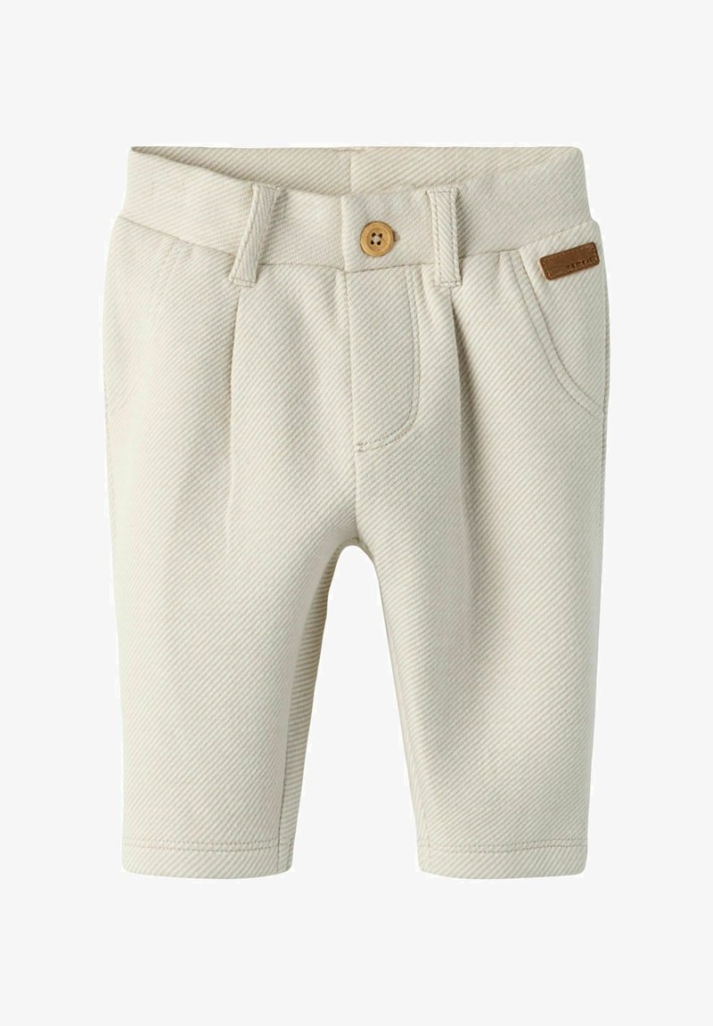 Pantalon bébé couleur crème avec poches avant, passants pour ceinture, bouton en bois et texture subtile en diagonale côtelée.