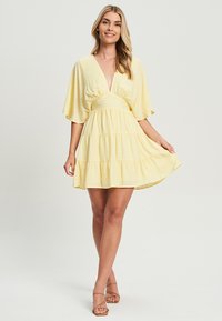 TUSSAH ISSY MINI - Cocktailkleid/festliches Kleid - pastel yellow
