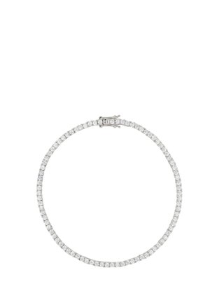 Rundes Tennisarmband mit dicht gesetzten kleinen klaren Diamanten und einem silbernen Verschluss, flach auf einem weißen Hintergrund gelegt.