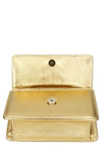 Guldfarvet metallic pung med en glat overflade, knaplukning og et indre rum til kort, der har et minimalistisk design.