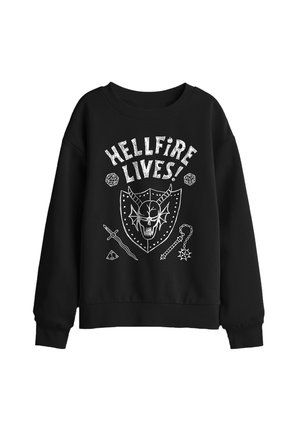 Schwarzer Pullover mit weißem grafischem Text "HELLFIRE LIVES!" über einem gehörnter Totenschädel auf einem Schild, flankiert von Fantasy-Waffen und Würfelsymbolen.