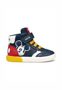 Baskets montantes synthétiques navy avec des lacets jaunes et un accent rouge et blanc. Présente un graphique de Mickey Mouse sur le côté extérieur. Marque Geox.