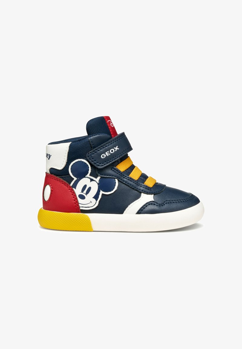 Zapatilla alta sintética de color marino con cordones amarillos y un acento rojo y blanco. Presenta un gráfico de Mickey Mouse en el lado exterior. Marca Geox.