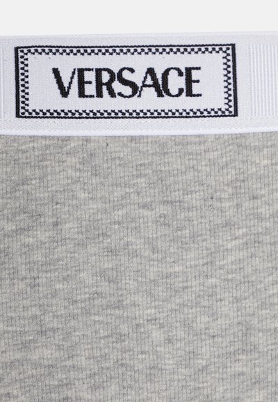 Siv pas z ribami z črnim pridobitkom "VERSACE". Teksturna struktura, mehak material, izstopajoč logotip in podrobnost v beli barvi.