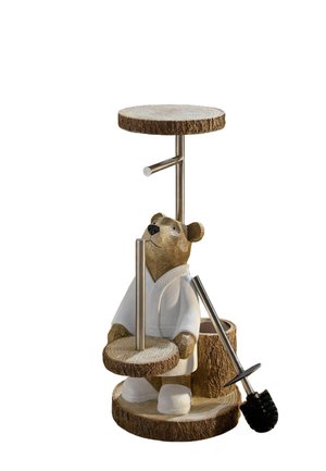 Bärenfigur in einem weißen Gewand, die hölzerne Ringe an Metallstäben hält, mit einer Toilettenbürste, die an der hölzernen Basis befestigt ist.