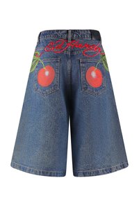 Shorts de mezclilla con un corte holgado, con cerezas rojas bordadas en los bolsillos traseros y "Ed Hardy" cosido arriba. Color azul clásico.