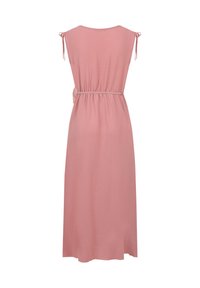 Robe midi rose sans manches avec fine ceinture à la taille et bretelles nouées en nœuds, vue de dos.