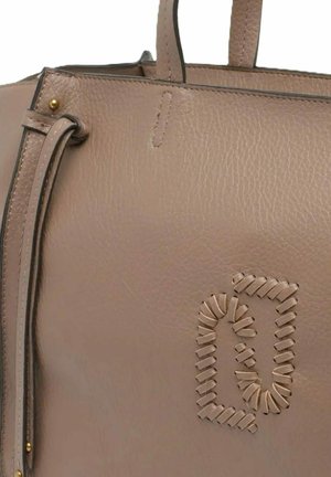 Borsa a mano in pelle taupe con dettaglio intrecciato che forma un anello rettangolare, due manici e una tracolla laterale con borchie dorate.