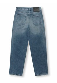 Jeans in denim blu chiaro con una vestibilità rilassata, dotati di una tasca posteriore con patch e un'etichetta in pelle in vita. Visuale posteriore mostrata.