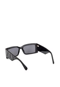 Gafas de sol negras con forma rectangular y lentes ahumados. Las varillas presentan un diseño en relieve con la palabra "MAX" para agregar un detalle extra.