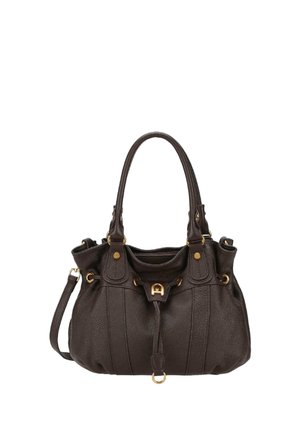 Sac à main en cuir marron foncé avec deux anses supérieures, ferrures dorées, rabat avant avec fermoir décoratif, et une bandoulière réglable.