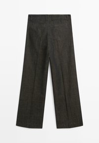 Pantalon large gris foncé avec une texture lisse, doté de deux poches arrière et de passants pour ceinture. Le tissu a un léger éclat.