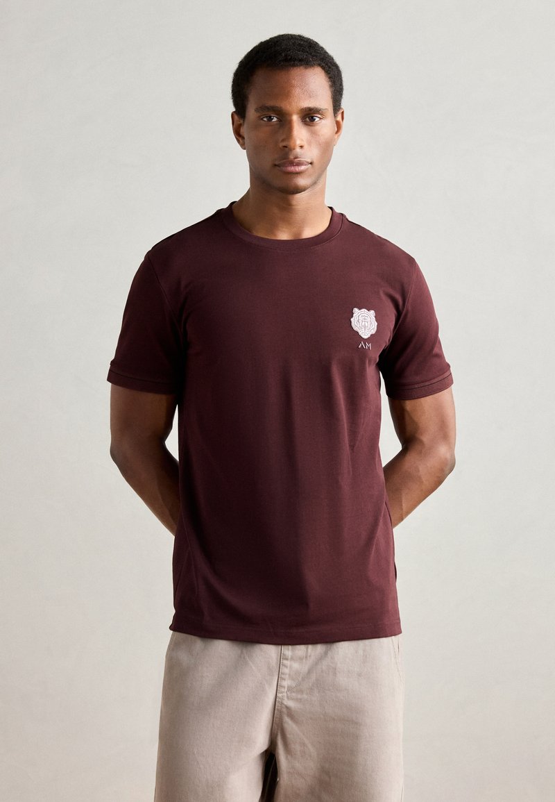 Antony Morato SLIM FIT WITH INJECTION LOGO PATCH EFFECT - Camiseta estampada - dark cherry